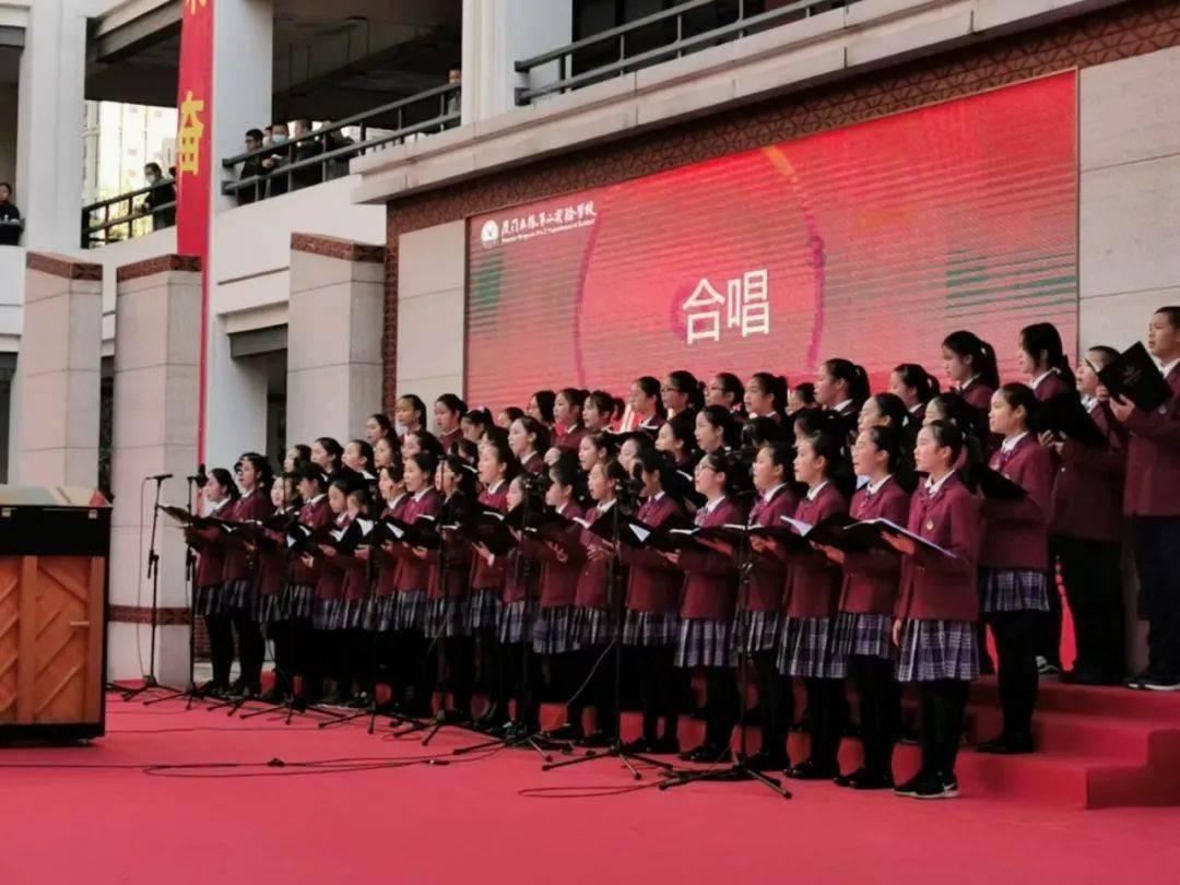 气质辣妈，一袭黑吊带裙搭配温柔小凉拖，轻松打造高挑的美丽身材
